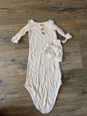 Caden Lane Cream Ribbed Sleep Gown with Knot Hat